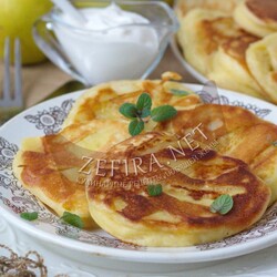 Нежные оладьи на кефире с яблочным припеком