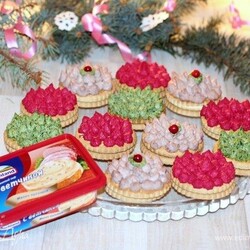 Cырная закуска на крекерах. Ингредиенты: сыр плавленый, сливочное масло, сельдь слабосоленая