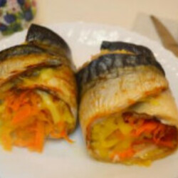 Рулеты из скумбрии с сыром и овощами