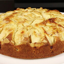 Вкуснейший яблочный пирог с арахисом. Простой и доступный рецепт теста на сметане