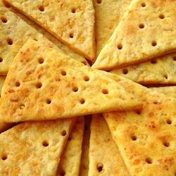 Лёгкие сырные крекеры своими руками — рецепт — Тятя.ру