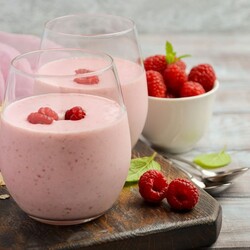 Смузи с малиной, яблоком и овсянкой