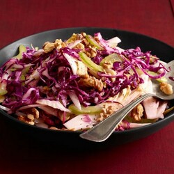 Салат из краснокочанной капусты, эндивия и сельдерея с грецкими орехами