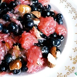 Салат из грейпфрута и черники с миндалём