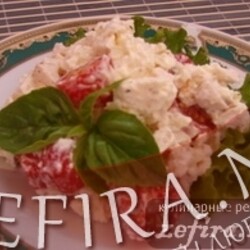 Рецепт вкусного салата с копченой курицей, помидорами черри и сыром