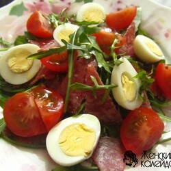 Салат с сырокопченой колбасой