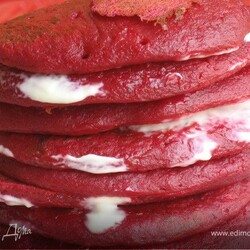 Свекольные блинчики. Ингредиенты: свекла, яйца куриные, мука