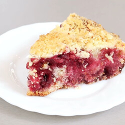 Ленивый пирог с вишней и хрустящей крошкой за 5 минут: ягоды можно заменить фруктами-Одна Минута