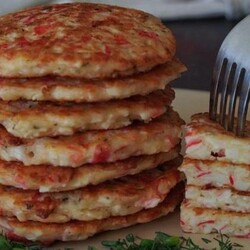 Оладьи из крабовых палочек с сыром