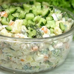 Гораздо лучше, чем с колбасой: самый вкусный вариант оливье на Новый год, который удивит всех