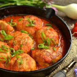 10 рецептов нежных тефтелей с подливкой на сковороде