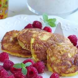 Яблочные бисквитные оладьи