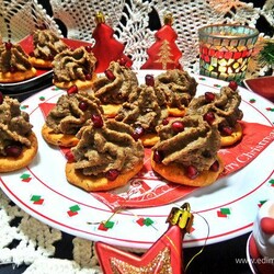 Фасолевый паштет на томатных крекерах. Ингредиенты: фасоль красная, лук красный, лук репчатый