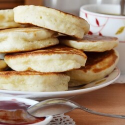 Оладьи на простокваше – рецепты с дрожжами, без яиц, с бананом, яблоком и тыквой