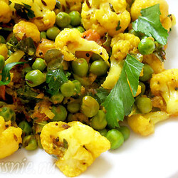 Цветная капуста с зеленым горошком и специями