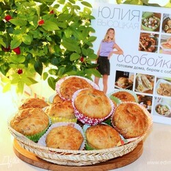 Маффины с хрустящим беконом и луком. Ингредиенты: мука, бекон сырокопченый, яйца куриные