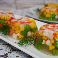 Оригинальная и яркая закуска на любой праздничный стол: желе с овощами и крабовыми палочками