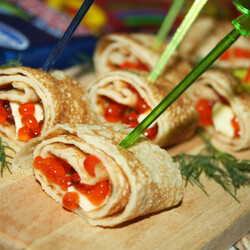 Блинные рулетики новогодние