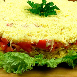 Салат в котором ничего варить не надо. Готовится за 5 минут, а съедается ещё быстрее