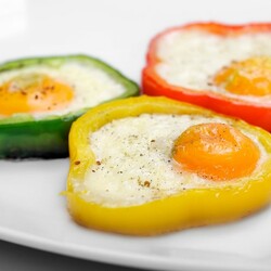 РЕЦЕПТЫ: Яичница в овощных колечках - Лайфхакер
