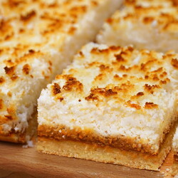 Этот десерт должны готовить на каждой кухне и подавать в каждом кафе: кокосовый пирог со сгущенкой