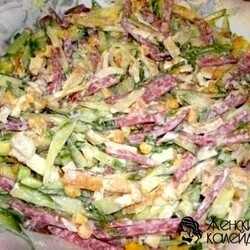 Салат «Любимый» с копченой колбасой и огурцом