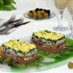 Салат с рисом и куриной печенью