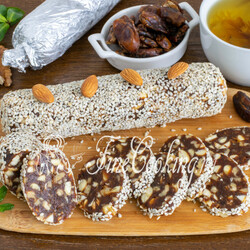 Сладкая колбаса из фиников и орехов