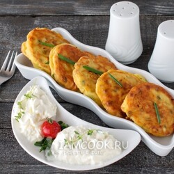 Ленивые пирожки с яйцом и зелёным луком за 15 минут — рецепт с фото