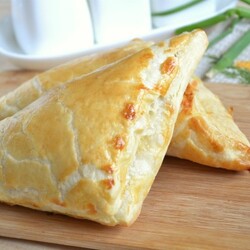 Хачапури из слоеного теста с сыром, сулугуни, творогом и брынзой