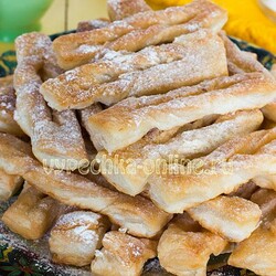 ✔️Хворост из слоёного теста (готового бездрожжевого) на сковороде – рецепт с фото пошагово