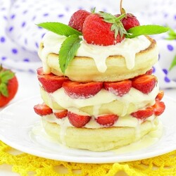 Рецепт панкейков с клубникой и взбитыми сливками | Меню недели