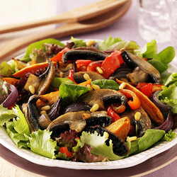 Теплый салат с опятами