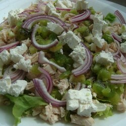 Салат из курицы с киви и фетой