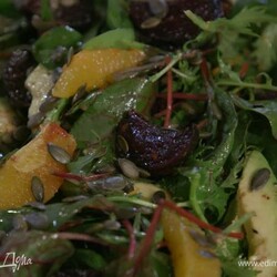 Салат с апельсином, свеклой и авокадо . Ингредиенты: салатный микс, свекла, апельсины