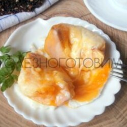 Что приготовить из яиц. Запеченное яйцо... в яблоке под сыром