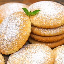 Рецепт без заморочек, получается вкусно, как в детстве: ароматные и нежные молочные коржики к чаю