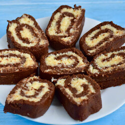 Шоколадный рулет с кокосовой начинкой без выпечки