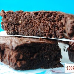 Брауни из микроволновки с орехами и смородиной