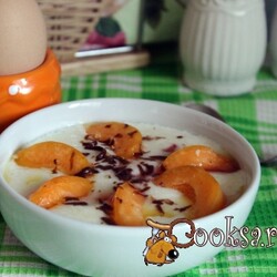 Манная каша с абрикосами, шоколадом и клубничным сиропом фото рецепт приготовления