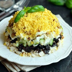 20 оригинальных салатов с курицей и черносливом