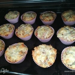 Маффины с сыром, ананасом, ветчиной и орешками. Ингредиенты: сливочное масло, яйца куриные, мука