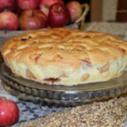 Шарлотка с яблоками и сливами