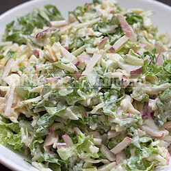 Салат с редисом, сыром и яйцами