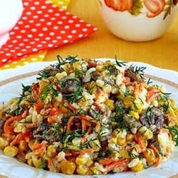 Салат из куриных сердечек и маринованных огурцов с кукурузой