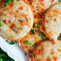 Творожные лепешки - 8 рецептов на сковороде, в духовке, фото