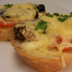 Бутерброды со шпротами - 7 вкусных и быстрых рецептов отличной закуски