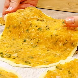 Тонкие лепешки с куриным фаршем. Рецепт для сторонников кефирного теста.