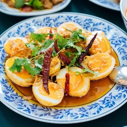 Жареные яйца зятя — необычная тайская закуска