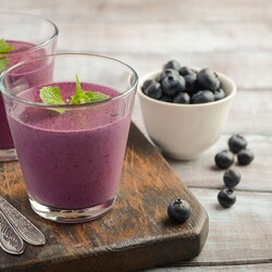 Смузи с авокадо, голубикой и шпинатом